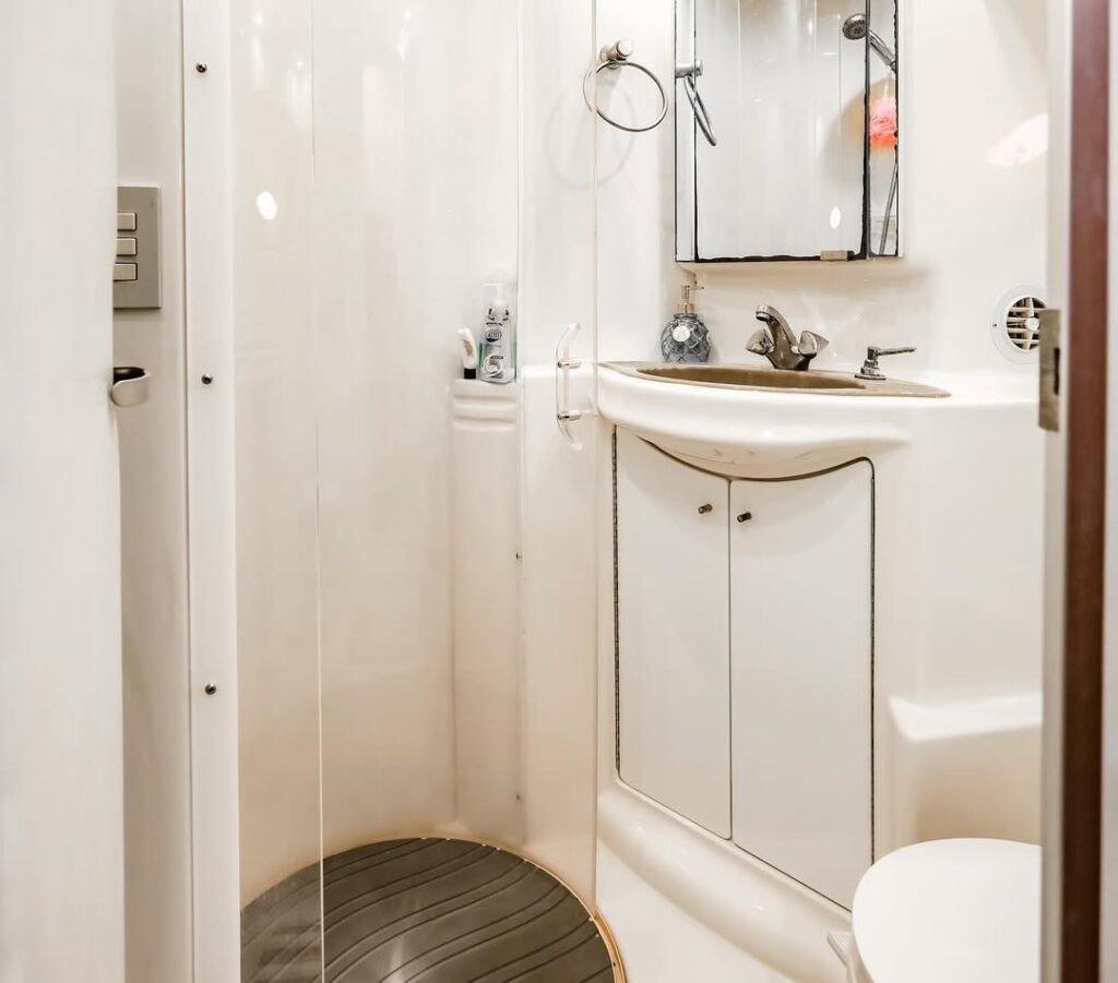 Miami Pink Yacht Rental 50ft Maxum 12 %Miami Yacht Rentals%