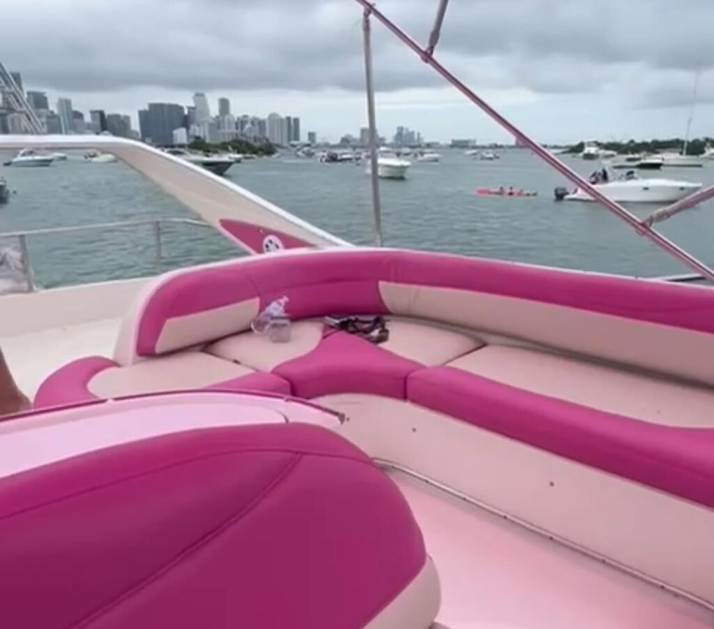 Miami Pink Yacht Rental 50ft Maxum 7 %Miami Yacht Rentals%